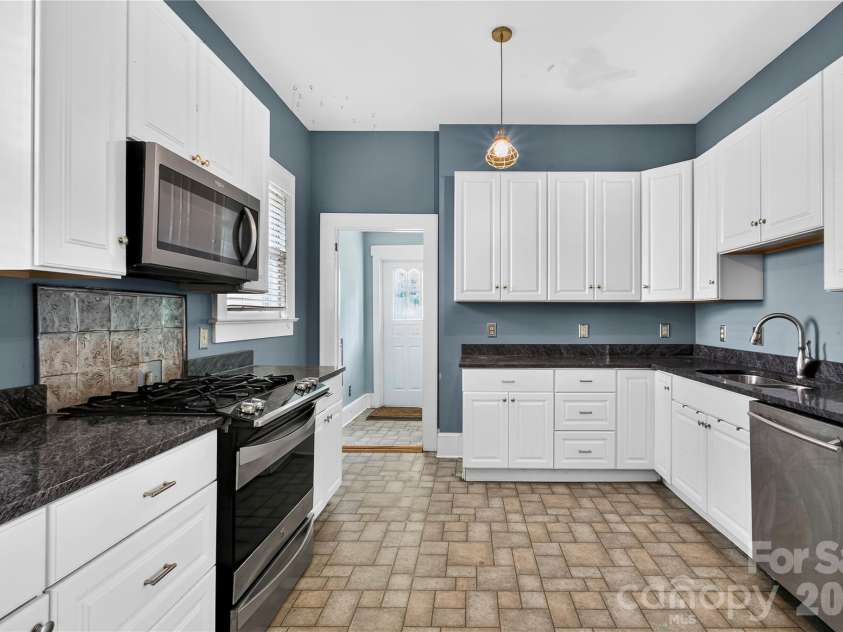 729 5th Avenue, Hendersonville, NC 28739.  MLS# CAR4405722, YatesRealty ID 43292. 