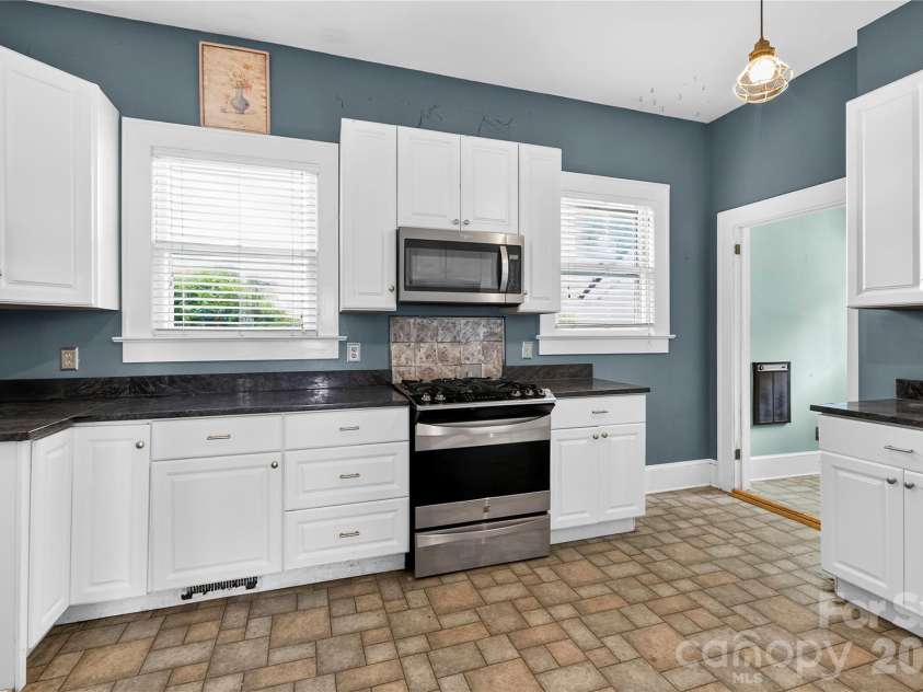 729 5th Avenue, Hendersonville, NC 28739.  MLS# CAR4405722, YatesRealty ID 43292. 