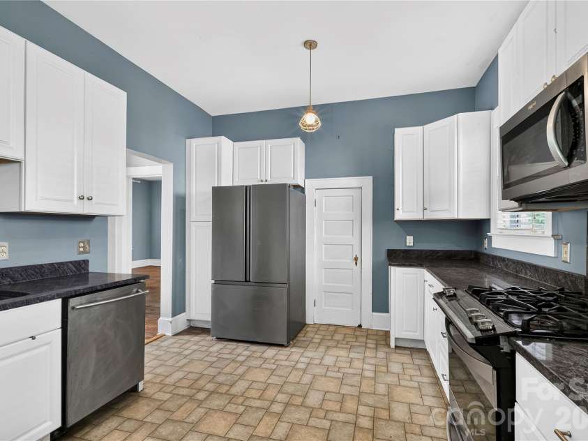 729 5th Avenue, Hendersonville, NC 28739.  MLS# CAR4405722, YatesRealty ID 43292. 