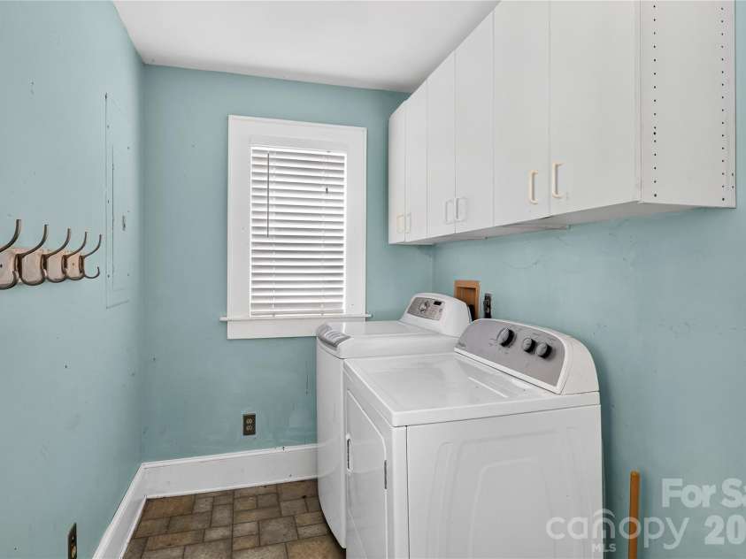 729 5th Avenue, Hendersonville, NC 28739.  MLS# CAR4405722, YatesRealty ID 43292. 