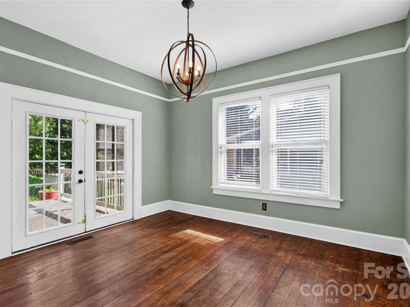 729 5th Avenue, Hendersonville, NC 28739.  MLS# CAR4405722, YatesRealty ID 43292. 