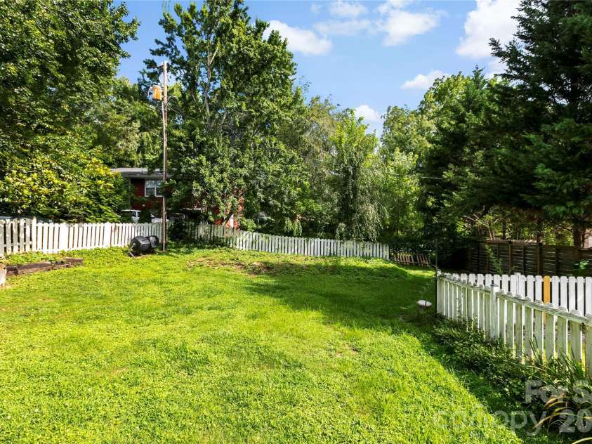 729 5th Avenue, Hendersonville, NC 28739.  MLS# CAR4405722, YatesRealty ID 43292. 