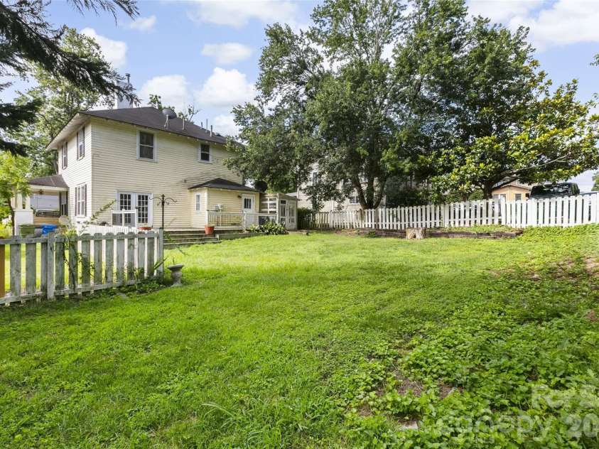 729 5th Avenue, Hendersonville, NC 28739.  MLS# CAR4405722, YatesRealty ID 43292. 