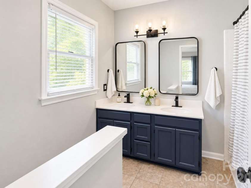 3100 Wellhouse Court, Charlotte, NC 28210.  MLS# CAR4407337, YatesRealty ID 43293. Primary Bath