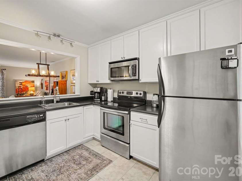 8205 Tradd Court, Charlotte, NC 28210.  MLS# CAR4408479, YatesRealty ID 43294. Bright kitchen with ample cabinet space