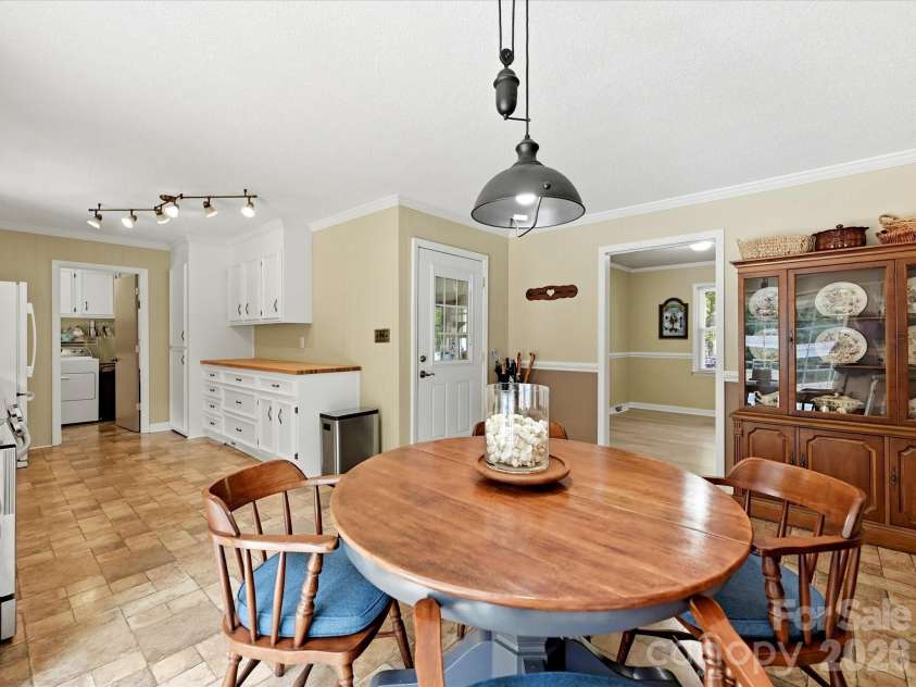 8812 Crestwood Drive, Mount Pleasant, NC 28124.  MLS# CAR4408679, YatesRealty ID 43303. Breakfast area