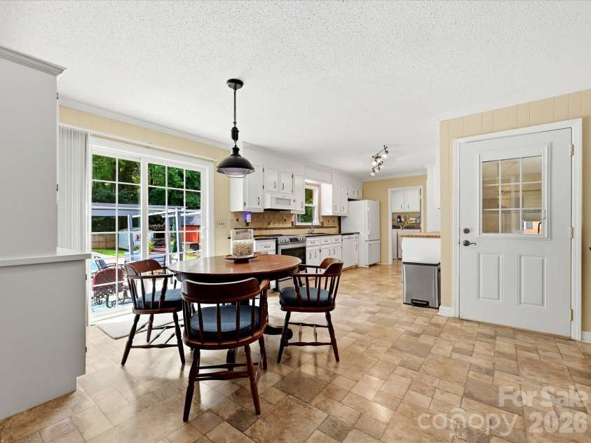 8812 Crestwood Drive, Mount Pleasant, NC 28124.  MLS# CAR4408679, YatesRealty ID 43303. Breakfast into kitchen