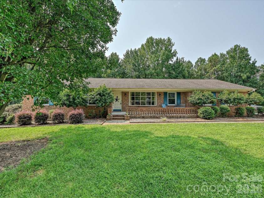 8812 Crestwood Drive, Mount Pleasant, NC 28124.  MLS# CAR4408679, YatesRealty ID 43303. Brick ranch over oversized lot