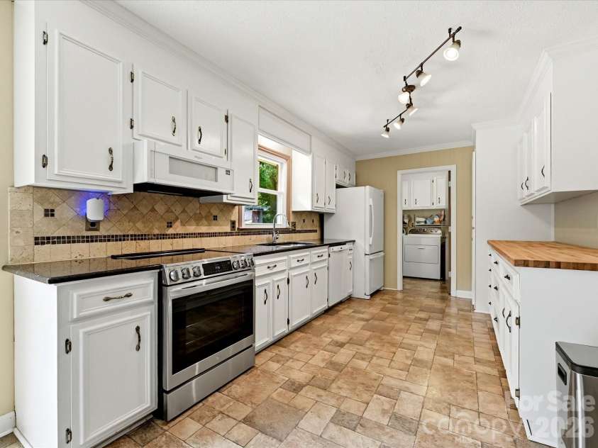 8812 Crestwood Drive, Mount Pleasant, NC 28124.  MLS# CAR4408679, YatesRealty ID 43303. Bright kitchen