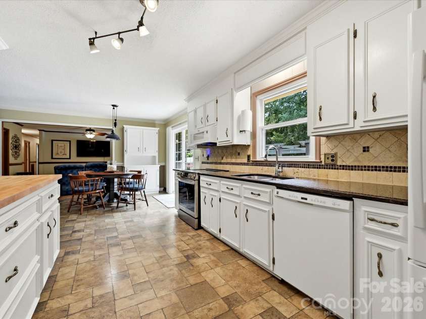 8812 Crestwood Drive, Mount Pleasant, NC 28124.  MLS# CAR4408679, YatesRealty ID 43303. Bright kitchen