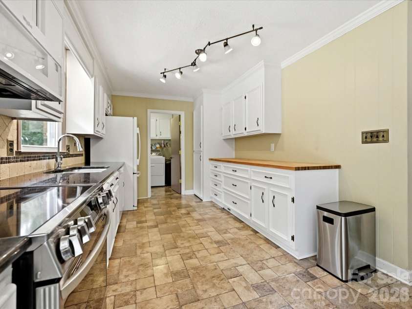 8812 Crestwood Drive, Mount Pleasant, NC 28124.  MLS# CAR4408679, YatesRealty ID 43303. Bright kitchen with stainless steel appliances