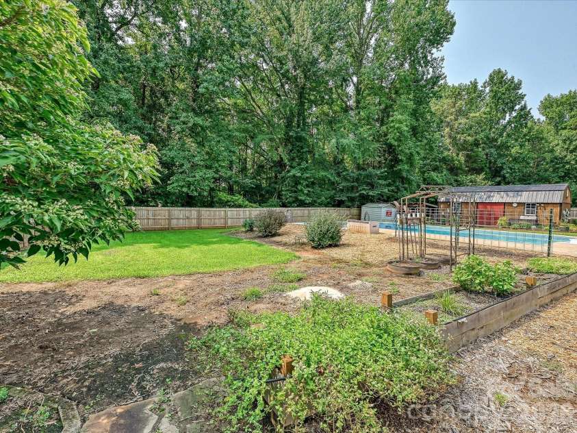 8812 Crestwood Drive, Mount Pleasant, NC 28124.  MLS# CAR4408679, YatesRealty ID 43303. Gardens and landscaping