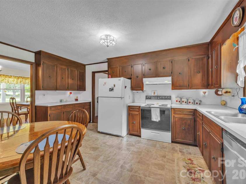 137 Proust Road, Statesville, NC 28625.  MLS# CAR4344197, YatesRealty ID 4331. 