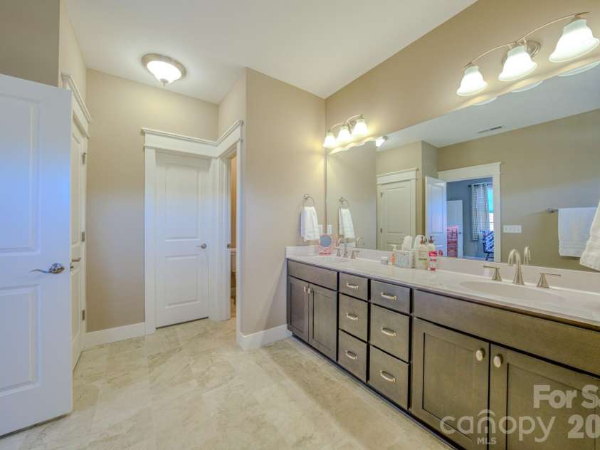 560 Sweet Birch Park Lane, Black Mountain, NC 28711.  MLS# CAR4374180, YatesRealty ID 4331. 