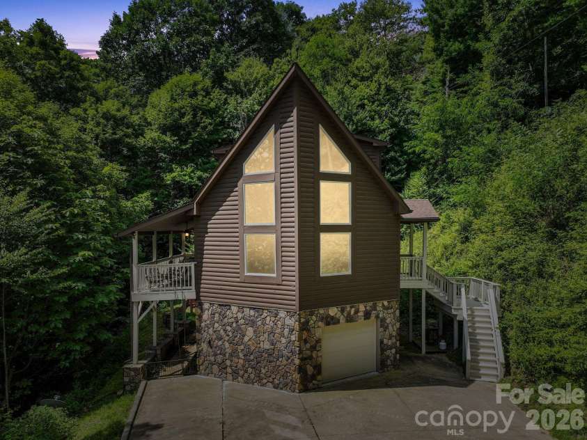 100 Moonshineholler Drive, Maggie Valley, NC 28751.  MLS# CAR4412066, YatesRealty ID 43311. 