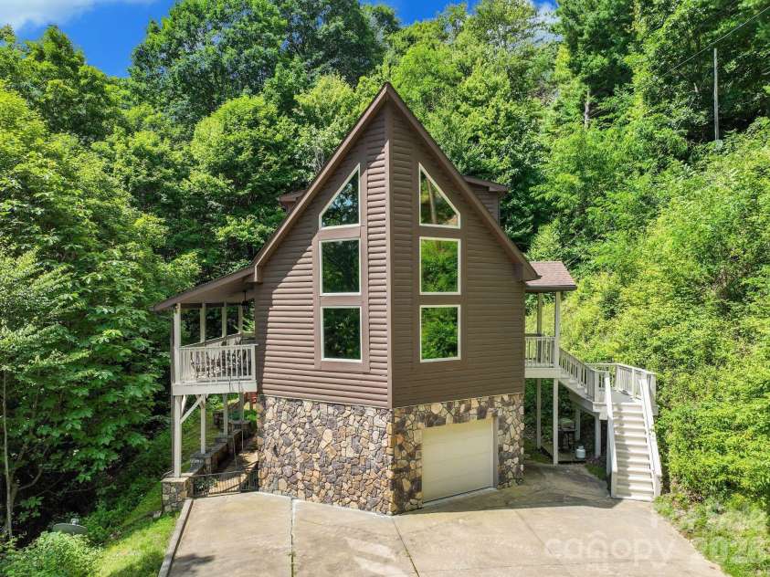 100 Moonshineholler Drive, Maggie Valley, NC 28751.  MLS# CAR4412066, YatesRealty ID 43311. 