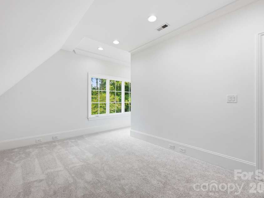 111 Quaker Road, Mooresville, NC 28117.  MLS# CAR4407385, YatesRealty ID 43314. Flex Space