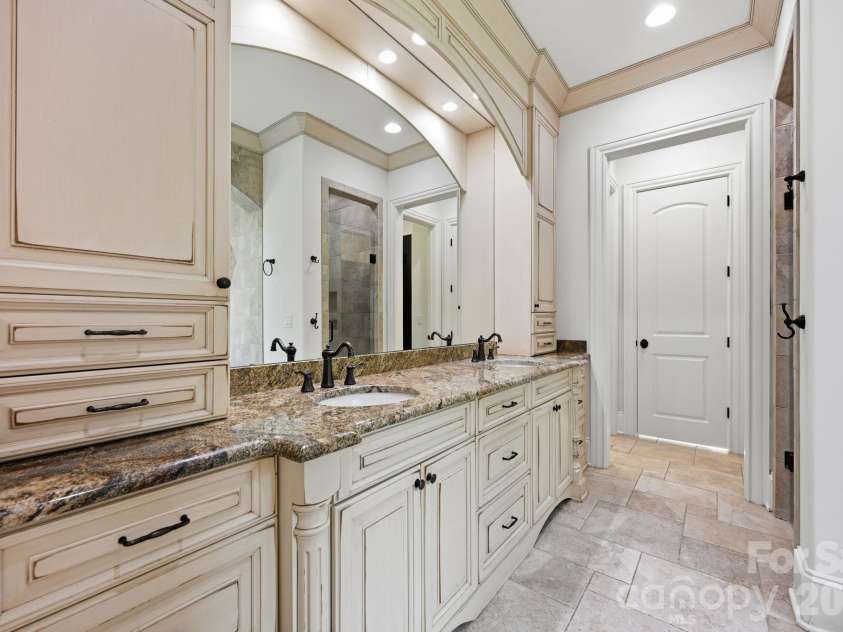 111 Quaker Road, Mooresville, NC 28117.  MLS# CAR4407385, YatesRealty ID 43314. Primary Bath