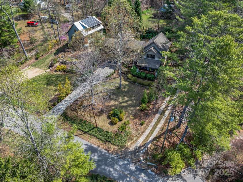 52 Beaverdam Knoll Road, Asheville, NC 28804.  MLS# CAR4242445, YatesRealty ID 4332. Beautifully landscaped front yard