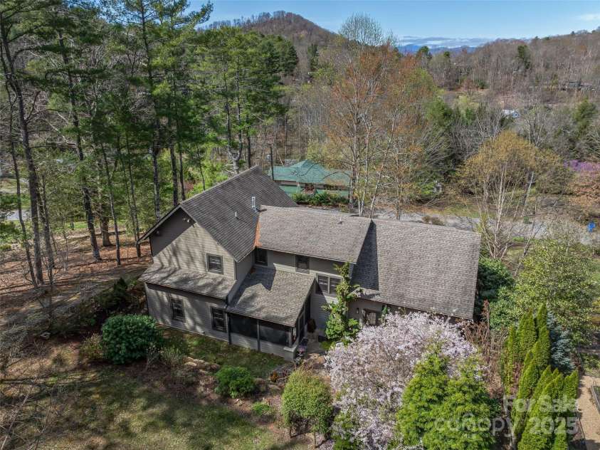 52 Beaverdam Knoll Road, Asheville, NC 28804.  MLS# CAR4242445, YatesRealty ID 4332. Mature landscaping abounds