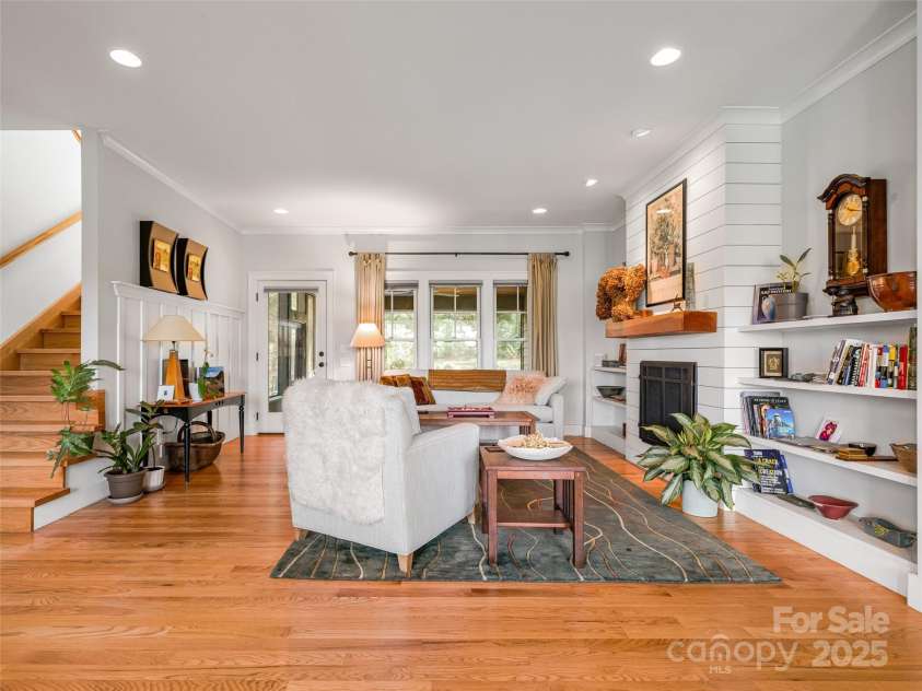 52 Beaverdam Knoll Road, Asheville, NC 28804.  MLS# CAR4242445, YatesRealty ID 4332. Spacious entry into living space