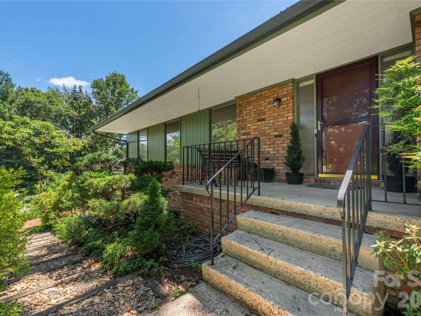 38 Forest View Drive, Asheville, NC 28804.  MLS# CAR4408592, YatesRealty ID 43321. 