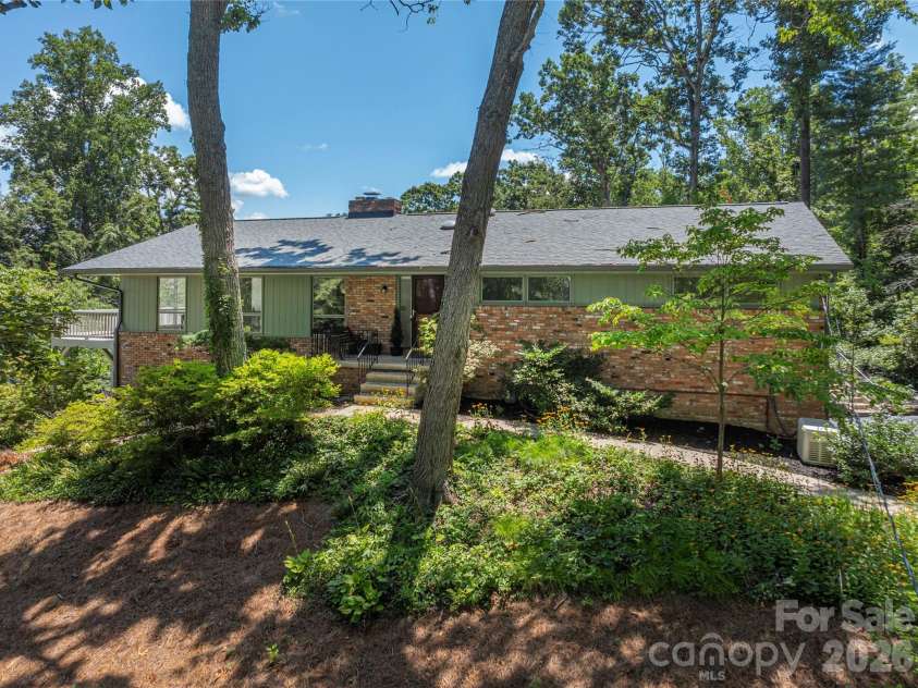 38 Forest View Drive, Asheville, NC 28804.  MLS# CAR4408592, YatesRealty ID 43321. 