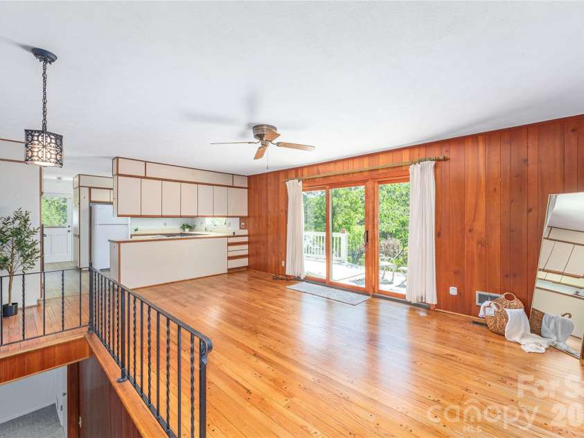 38 Forest View Drive, Asheville, NC 28804.  MLS# CAR4408592, YatesRealty ID 43321. 