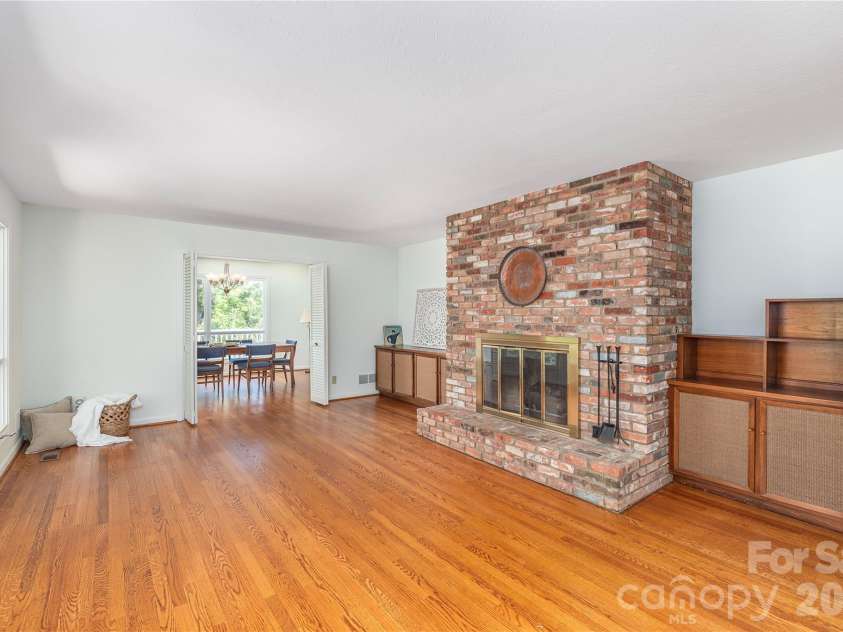 38 Forest View Drive, Asheville, NC 28804.  MLS# CAR4408592, YatesRealty ID 43321. 