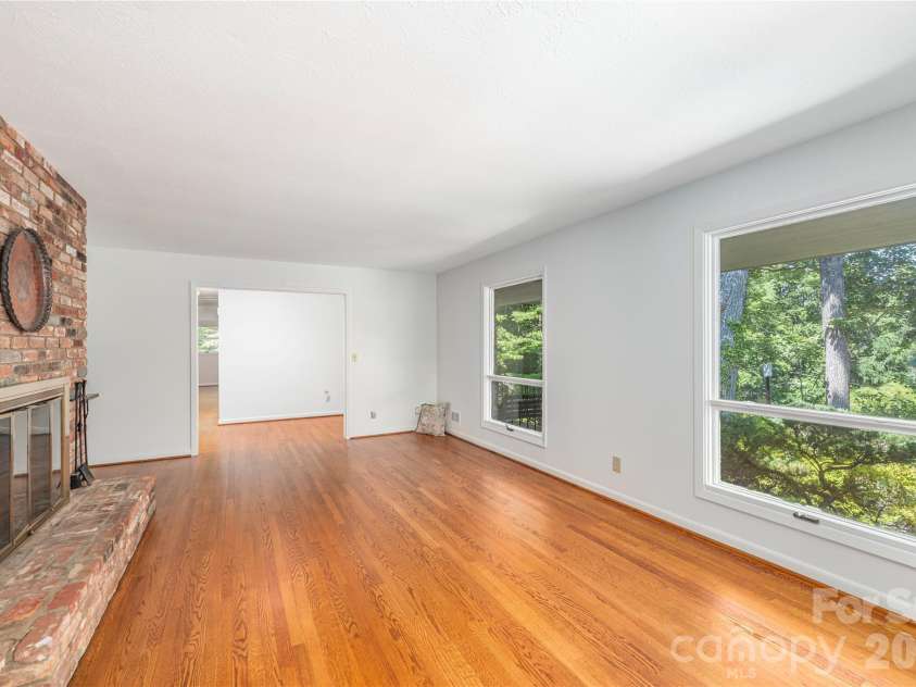 38 Forest View Drive, Asheville, NC 28804.  MLS# CAR4408592, YatesRealty ID 43321. 