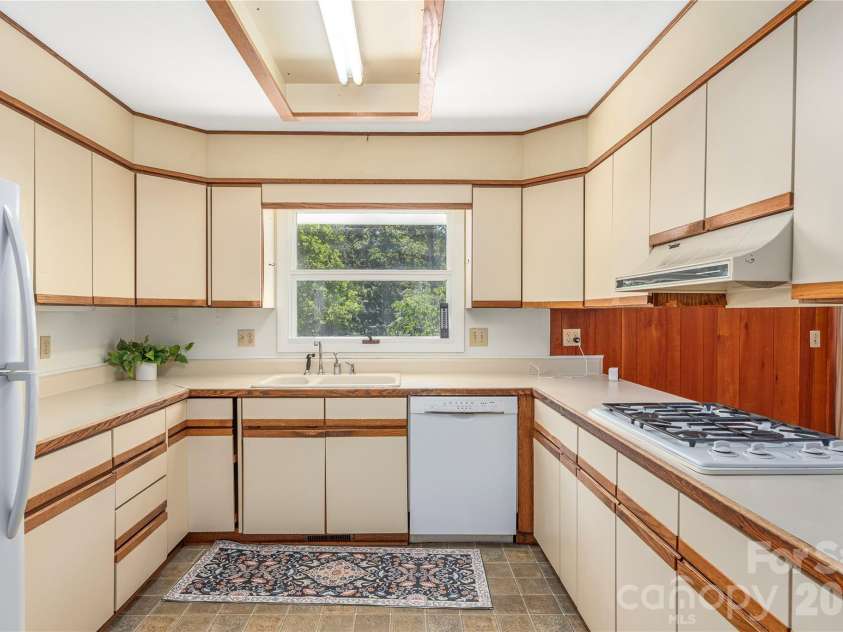 38 Forest View Drive, Asheville, NC 28804.  MLS# CAR4408592, YatesRealty ID 43321. 