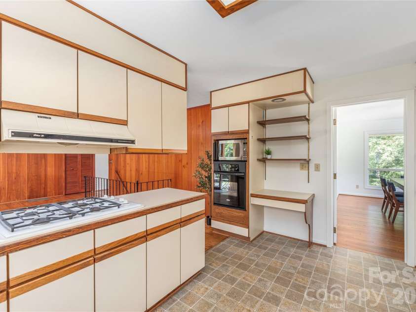 38 Forest View Drive, Asheville, NC 28804.  MLS# CAR4408592, YatesRealty ID 43321. 
