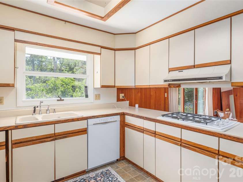 38 Forest View Drive, Asheville, NC 28804.  MLS# CAR4408592, YatesRealty ID 43321. 