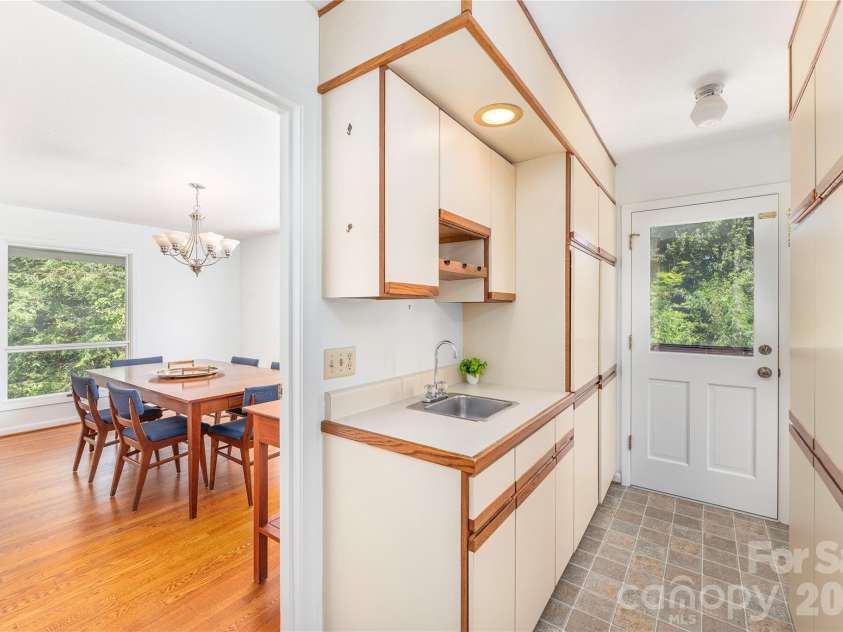 38 Forest View Drive, Asheville, NC 28804.  MLS# CAR4408592, YatesRealty ID 43321. 