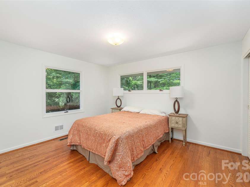 38 Forest View Drive, Asheville, NC 28804.  MLS# CAR4408592, YatesRealty ID 43321. 