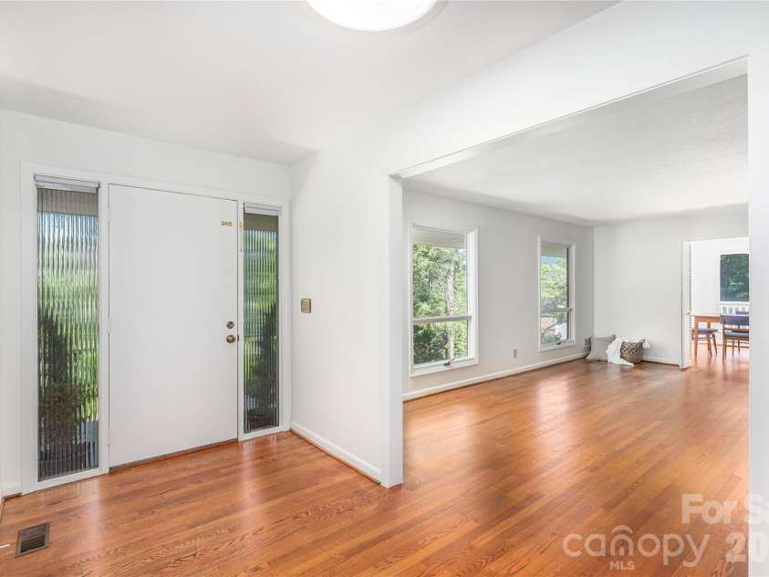 38 Forest View Drive, Asheville, NC 28804.  MLS# CAR4408592, YatesRealty ID 43321. 