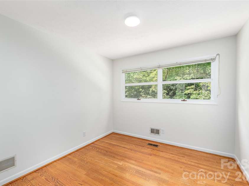 38 Forest View Drive, Asheville, NC 28804.  MLS# CAR4408592, YatesRealty ID 43321. 