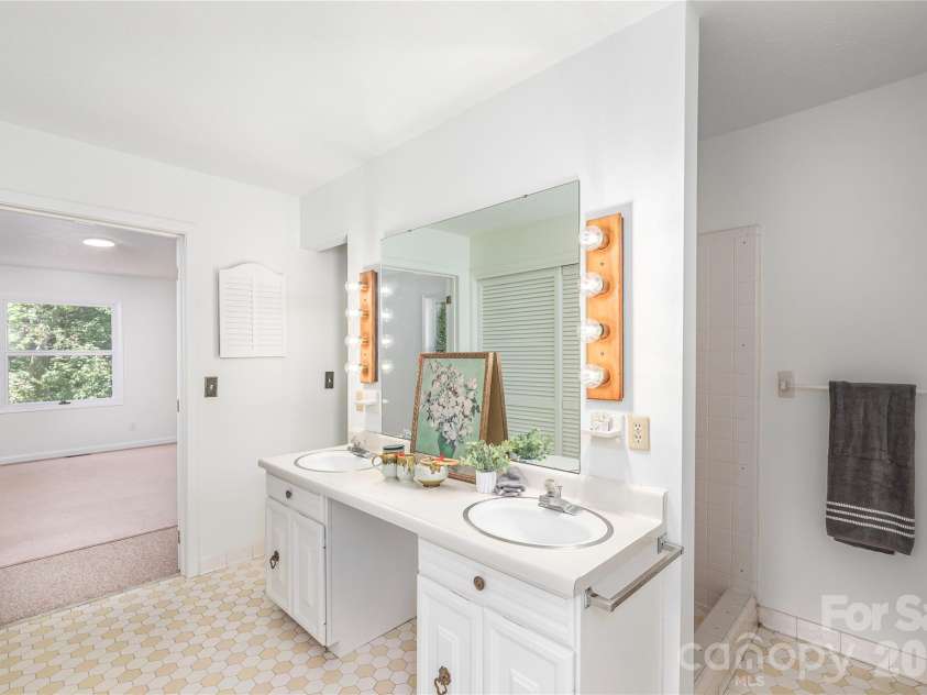 38 Forest View Drive, Asheville, NC 28804.  MLS# CAR4408592, YatesRealty ID 43321. 