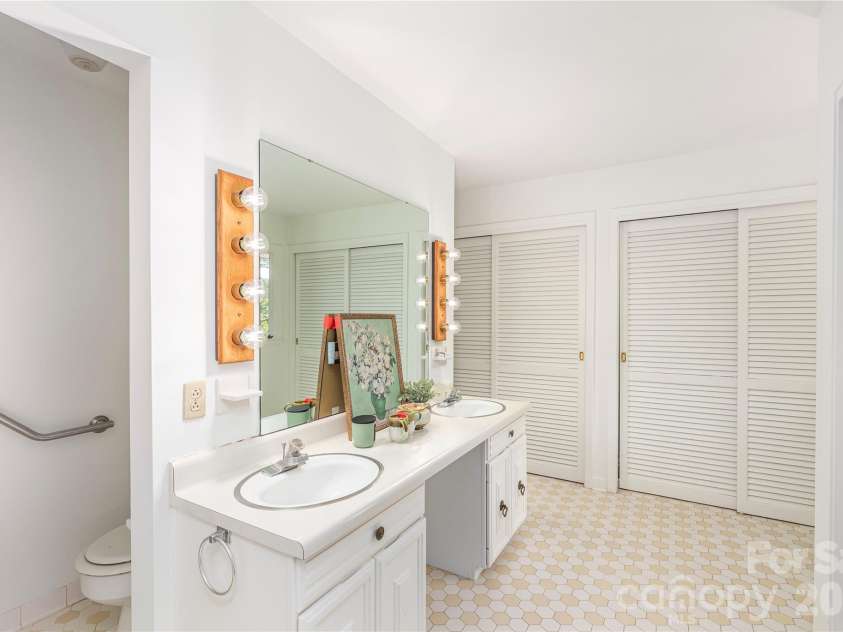 38 Forest View Drive, Asheville, NC 28804.  MLS# CAR4408592, YatesRealty ID 43321. 