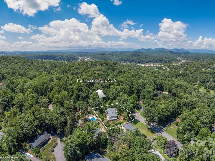 38 Forest View Drive, Asheville, NC 28804.  MLS# CAR4408592, YatesRealty ID 43321. 