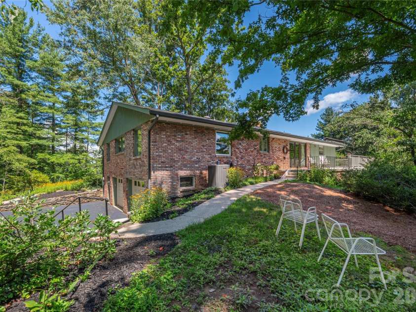 38 Forest View Drive, Asheville, NC 28804.  MLS# CAR4408592, YatesRealty ID 43321. 