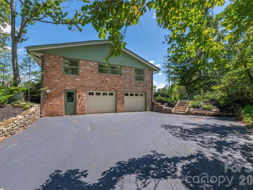 38 Forest View Drive, Asheville, NC 28804.  MLS# CAR4408592, YatesRealty ID 43321. 