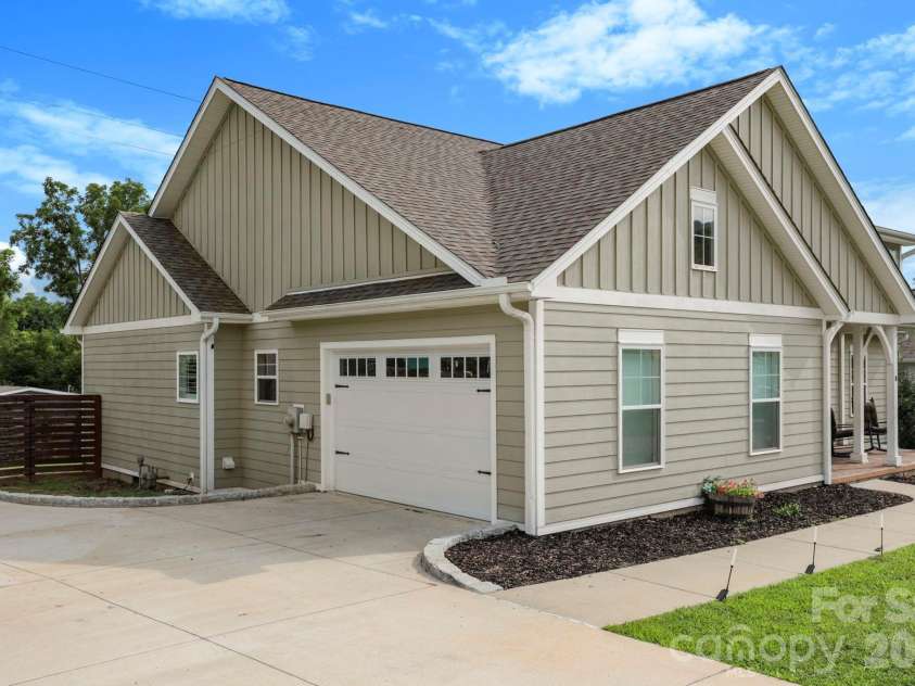 8 Vedder Way, Swannanoa, NC 28778.  MLS# CAR4408516, YatesRealty ID 43325. 