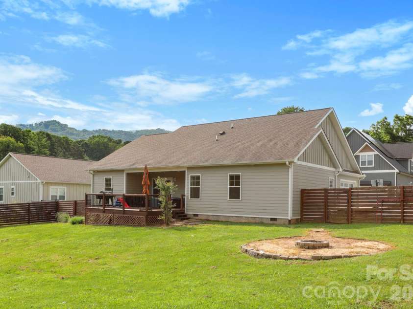 8 Vedder Way, Swannanoa, NC 28778.  MLS# CAR4408516, YatesRealty ID 43325. 