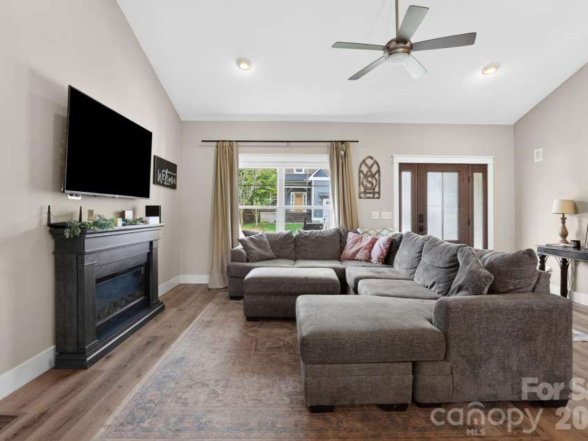8 Vedder Way, Swannanoa, NC 28778.  MLS# CAR4408516, YatesRealty ID 43325. 