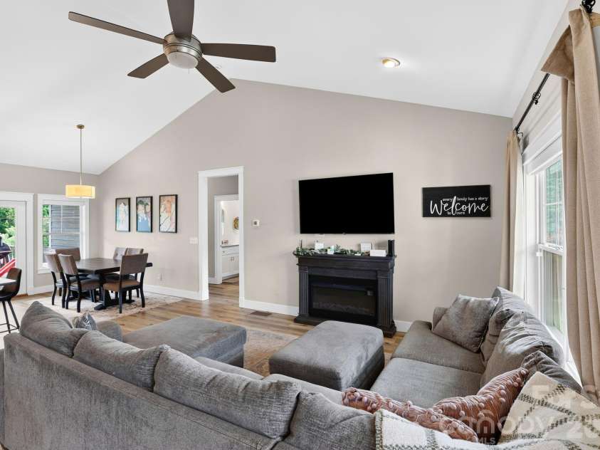 8 Vedder Way, Swannanoa, NC 28778.  MLS# CAR4408516, YatesRealty ID 43325. 