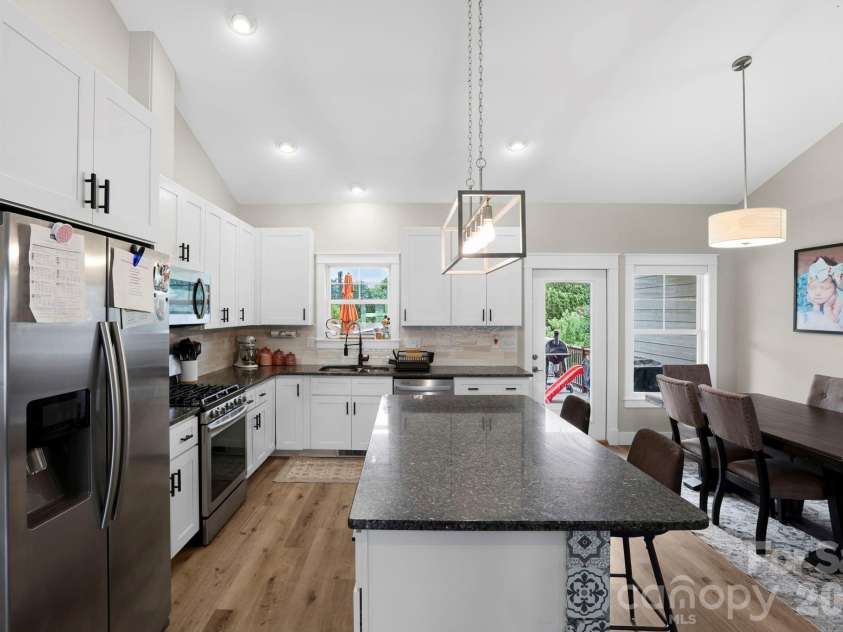 8 Vedder Way, Swannanoa, NC 28778.  MLS# CAR4408516, YatesRealty ID 43325. 