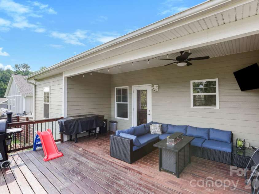 8 Vedder Way, Swannanoa, NC 28778.  MLS# CAR4408516, YatesRealty ID 43325. 