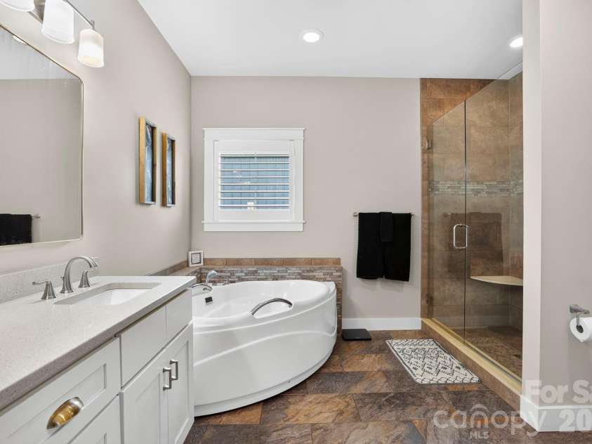 8 Vedder Way, Swannanoa, NC 28778.  MLS# CAR4408516, YatesRealty ID 43325. 