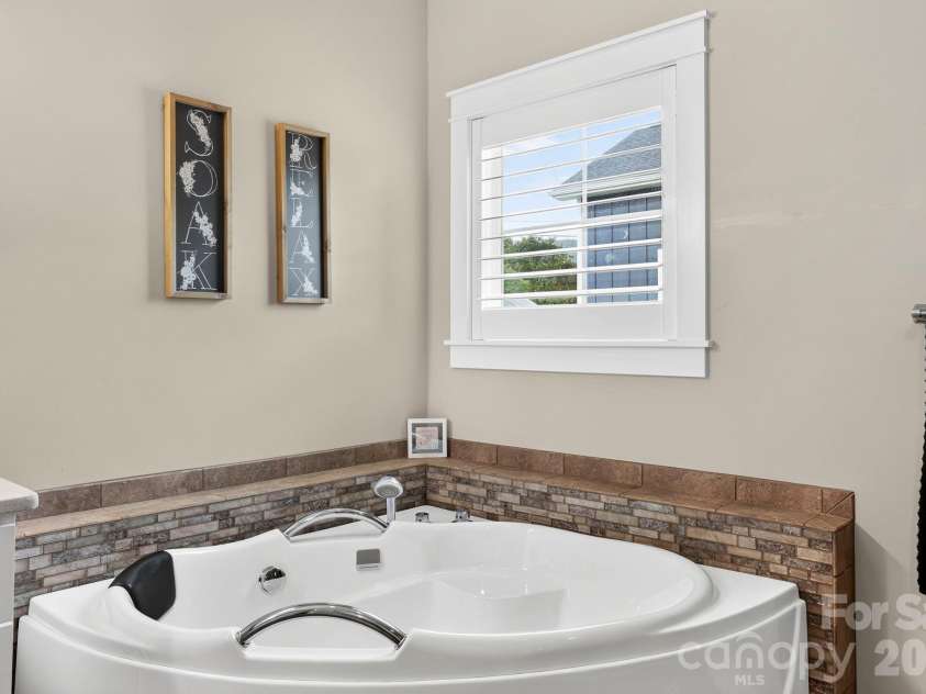 8 Vedder Way, Swannanoa, NC 28778.  MLS# CAR4408516, YatesRealty ID 43325. 